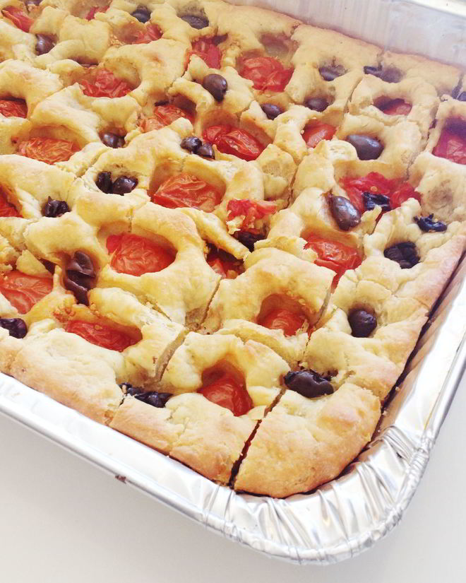 Рецепт итальянской фокаччи с маслинами и помидорами