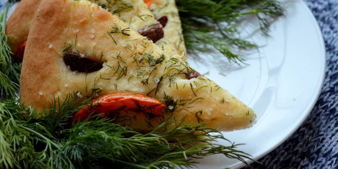 Рецепт лепешки с помидором, оливками и укропом