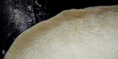 Шаг 1: лепешки с помидором, оливками и укропом