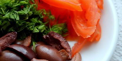 Шаг 2: лепешки с помидором, оливками и укропом