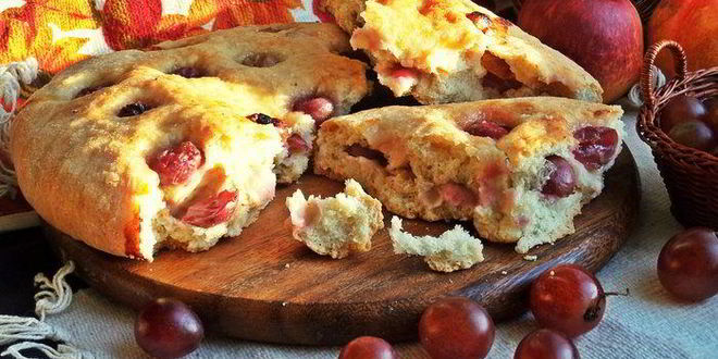 Рецепт осенней фокаччи с виноградом и сыром