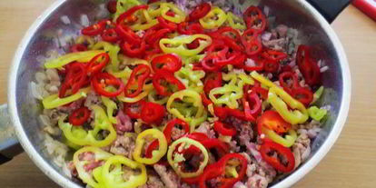 Шаг 11: пиде — турецкой лепешки в форме лодочки с начинкой из фарша