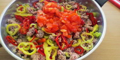 Шаг 13: пиде — турецкой лепешки в форме лодочки с начинкой из фарша