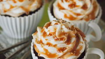 Рецепт Кофейных маффинов с карамелью и взбитыми сливками