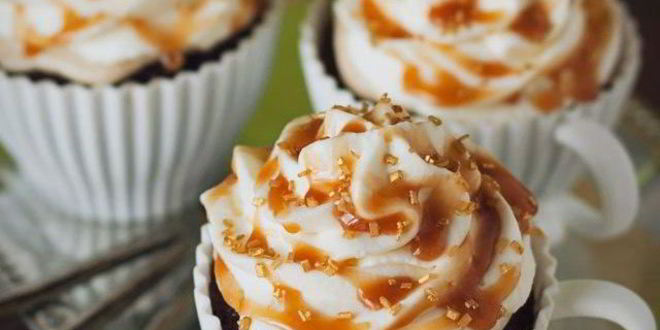 Рецепт Кофейных маффинов с карамелью и взбитыми сливками