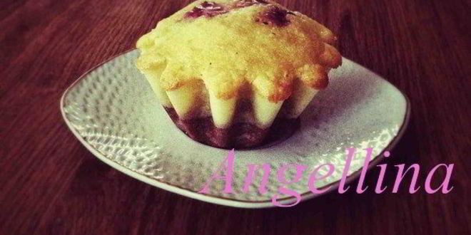 Рецепт маффинов с малиной под соусом из маскарпоне