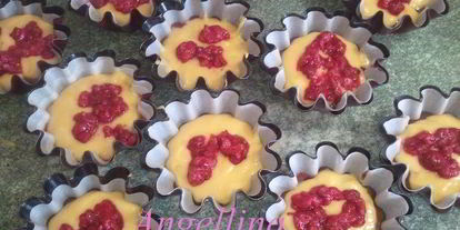 Шаг 8: маффинов с малиной под соусом из маскарпоне