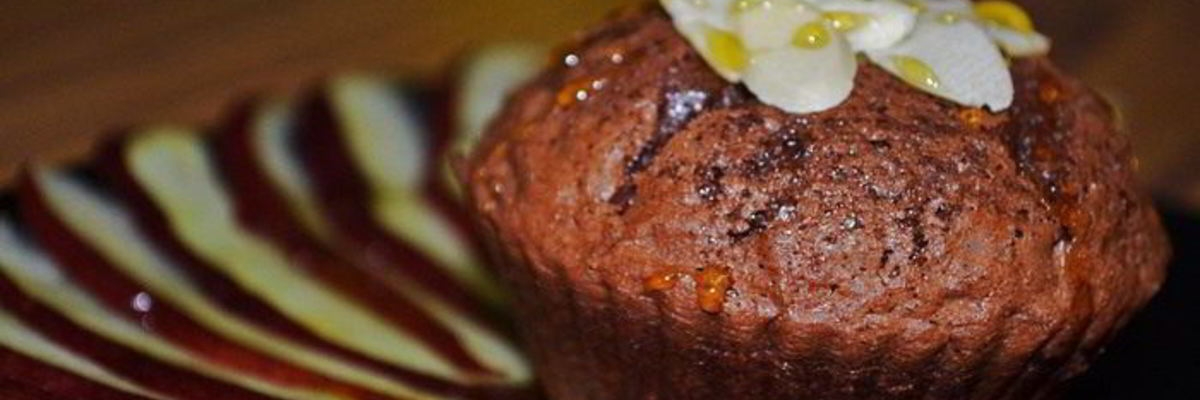 Рецепт Шоколадных маффинов с грецкими орехами и карпаччо из красной груши