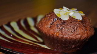 Рецепт Шоколадных маффинов с грецкими орехами и карпаччо из красной груши