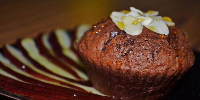 Рецепт шоколадных маффинов с грецкими орехами и карпаччо из красной груши