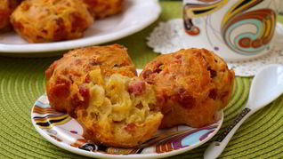 Рецепт Закусочных маффинов с колбасой и сыром