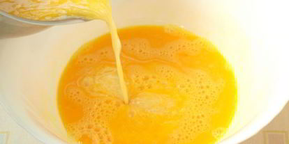 Шаг 2: закусочных маффинов с колбасой и сыром