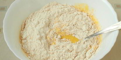 Шаг 3: закусочных маффинов с колбасой и сыром