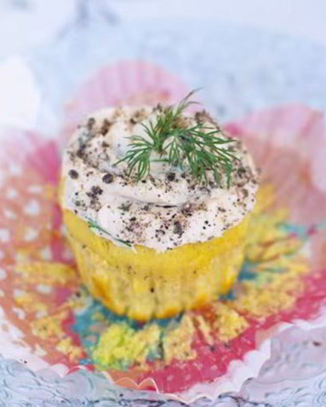 Рецепт закусочных маффинов с муссом из копченого лосося