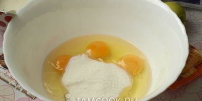 Шаг 3: манника на молоке с яблоками