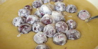 Шаг 3: манника с вишней