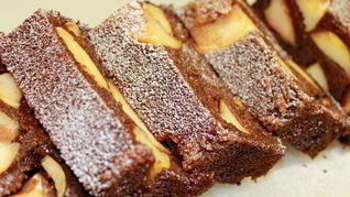 Рецепт Шоколадного манника с карамельными яблоками