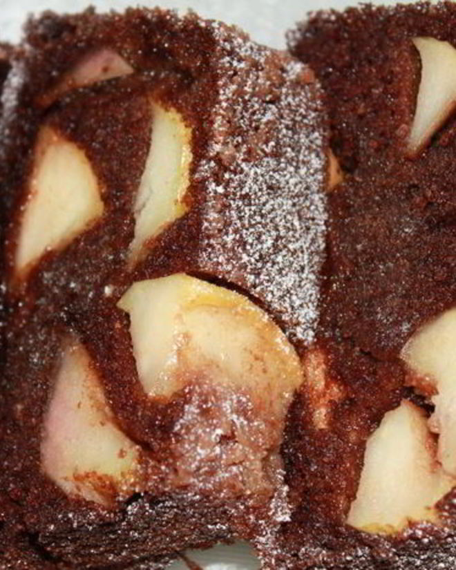 Рецепт шоколадного манника с карамельными яблоками