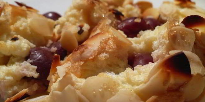 Рецепт творожного манника с вишней и миндалем