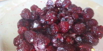 Шаг 7: мини-швейцарских рулетиков с малиной