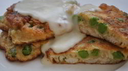 Рецепт Бабушкиных куриных оладий и соус Морней