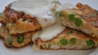 Рецепт Бабушкиных куриных оладий и соус Морней