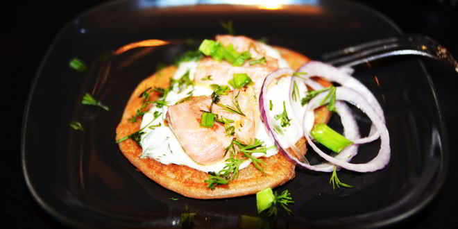 Рецепт Гречневых оладий с соленым лососем и йогуртовой заправкой