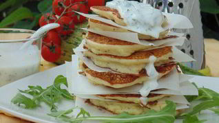 Рецепт Кабачковых оладий с козьим сыром и йогуртовым соусом