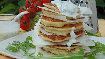 Рецепт Кабачковых оладий с козьим сыром и йогуртовым соусом