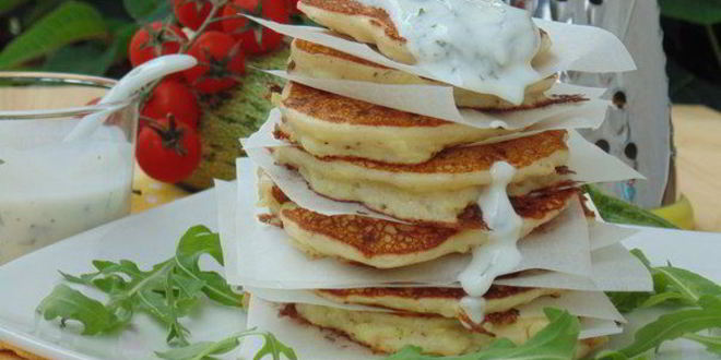 Рецепт кабачковых оладий с козьим сыром и йогуртовым соусом