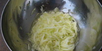 Шаг 1: кабачковых оладий с козьим сыром и йогуртовым соусом