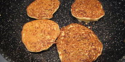 Шаг 3: кабачковых оладий с козьим сыром и йогуртовым соусом