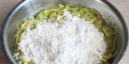 Шаг 1: картофельно-кабачковых оладьи