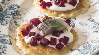 Рецепт Картофельных оладий с филе сельди и свеклой