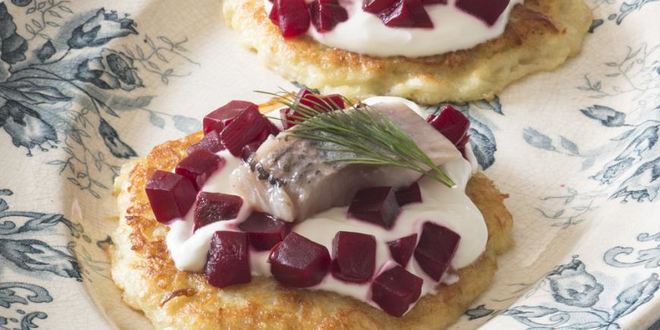 Рецепт Картофельных оладий с филе сельди и свеклой