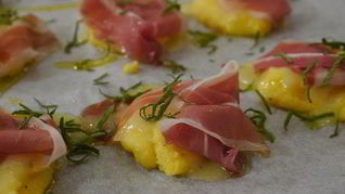 Рецепт Кукурузных оладушек с прошутто