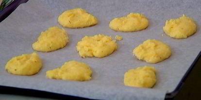 Шаг 4: кукурузных оладушек с прошутто