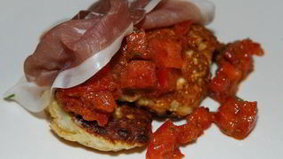 Рецепт Кукурузных оладий с помидором и ветчиной