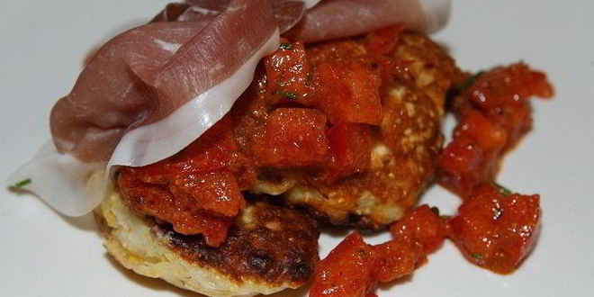 Рецепт кукурузных оладий с помидором и ветчиной