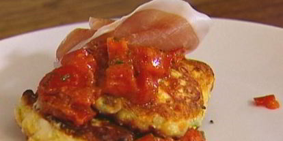 Шаг 6: кукурузных оладий с помидором и ветчиной