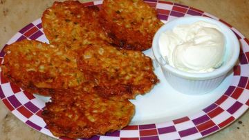 Рецепт Луковых оладий на кефире без яиц