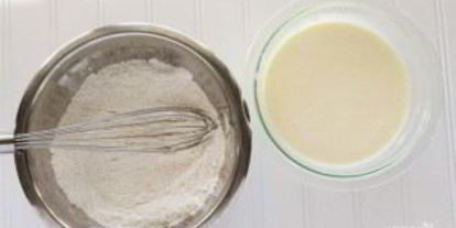 Шаг 1: оладий на молоке и сметане