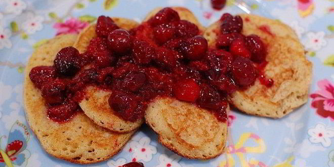 Рецепт Оладий с полентой и корицей под ягодным соусом