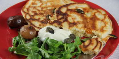 Шаг 6: оладий с тыквой, козьим сыром и розмарином