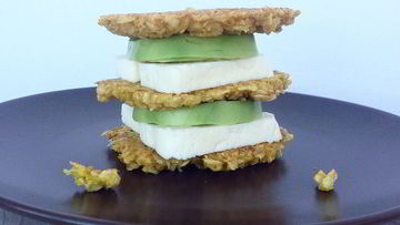 Рецепт Овсяных оладий с сыром и авокадо