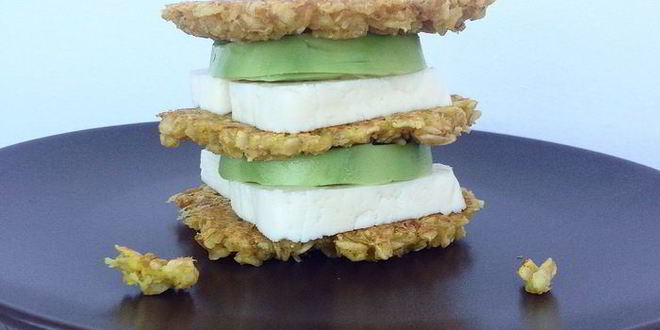 Рецепт овсяных оладий с сыром и авокадо