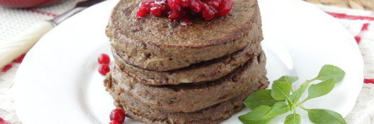 Рецепт Печеночных оладий с брусничным соусом