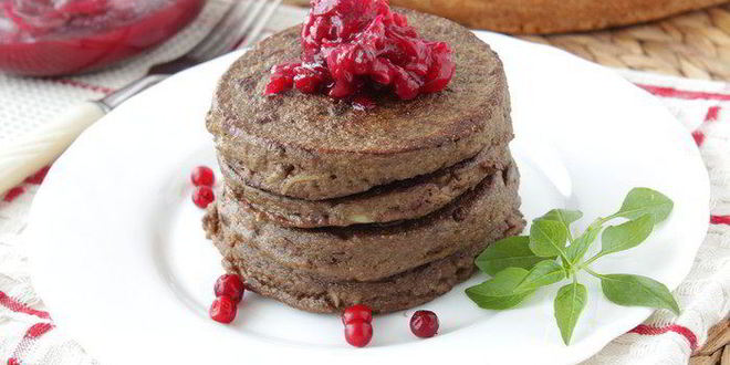 Рецепт Печеночных оладий с брусничным соусом