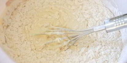 Шаг 1: закусочных оладий с зеленым луком и яйцом