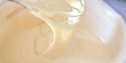 Шаг 2: закусочных оладий с зеленым луком и яйцом